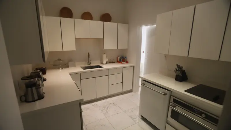 Keuken met inbouwtoestellen achter strakke keukenfronten