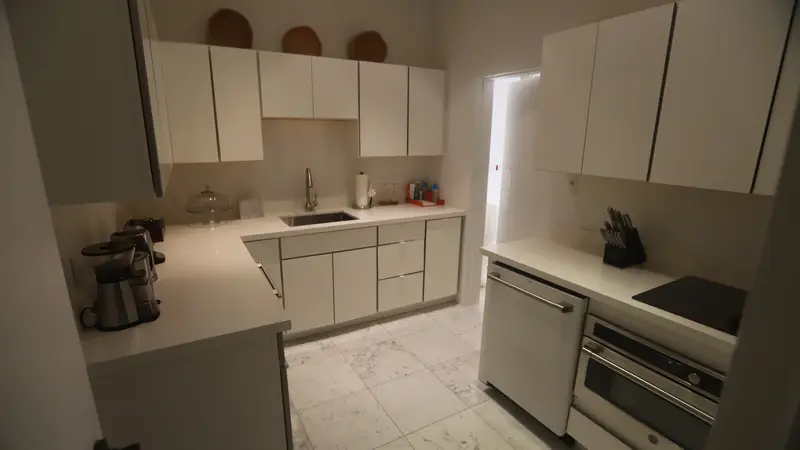 Keuken met een inbouwvaatwasser naast de oven en het werkblad