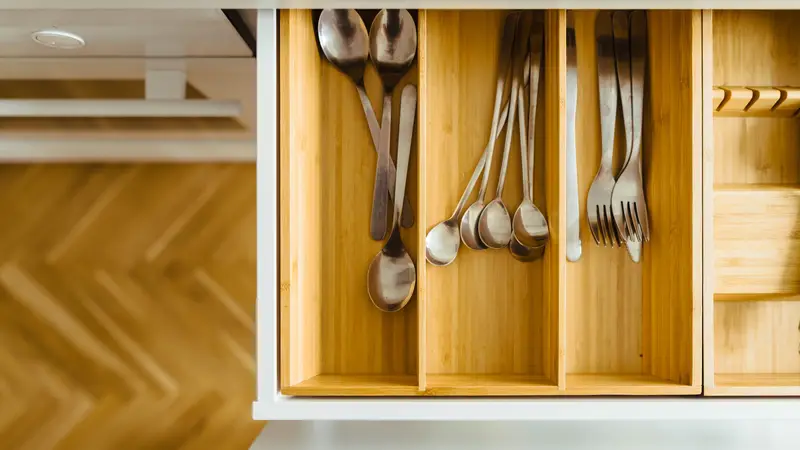 Besteklade met netjes gesorteerd bestek in een keuken