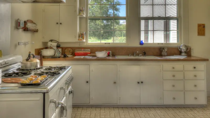 Kleine keuken met beperkte kastruimte en een smal werkblad