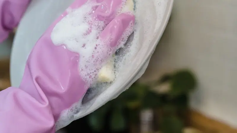 Doseerbakje in de deur van een vaatwasser voor tabletten, poeder of gel